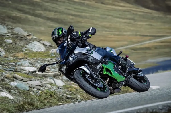 Hybridný cestný motocykel Kawasaki Ninja 7 Hybrid.