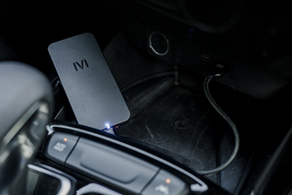 USB kľúč s Android PC Mstick4 pre infotainment displej v automobiloch.