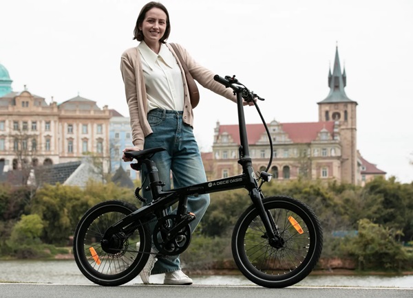 Skladací elektrický bicykel z uhlíkových vlákien ADO Air Carbon.