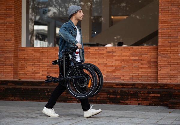 Skladací elektrický bicykel z uhlíkových vlákien ADO Air Carbon.