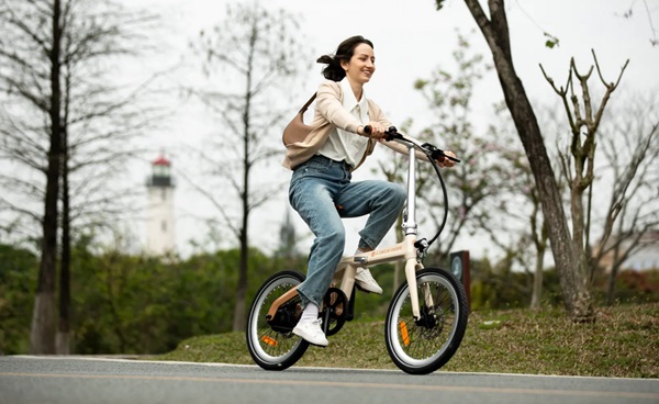 Skladací elektrický bicykel z uhlíkových vlákien ADO Air Carbon.