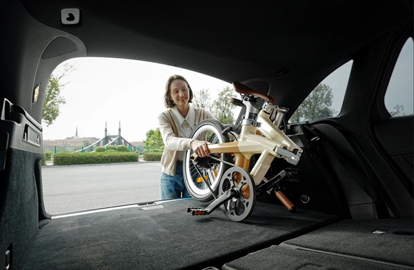 Skladací elektrický bicykel z uhlíkových vlákien ADO Air Carbon.