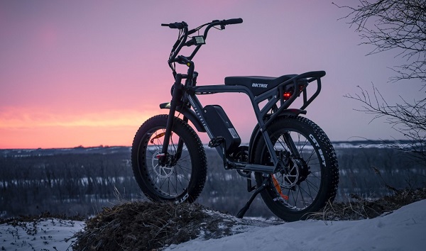 Elektrický bicykel v štýle mopedu Biktrix Moto.