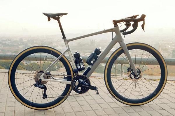 Cestný bicykel Cannondale Synapse deteguje premávku za cyklistom a je vybavený bezpečnostným systémom SmartSense.