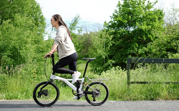 Ľahký skladací bicykel Siggi s elektrickým pohonom typu všetko v jednom.