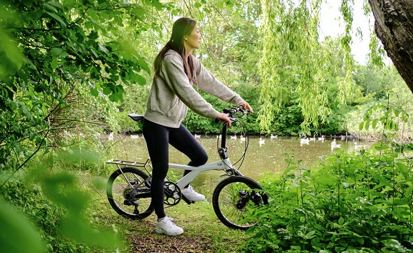 Ľahký skladací bicykel Siggi s elektrickým pohonom typu všetko v jednom.