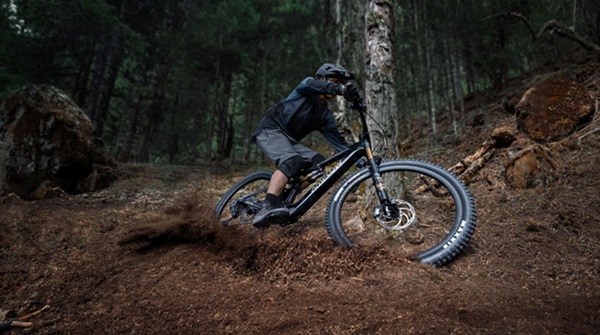 Horský elektrický bicykel PL Carbon novej značky Amflow Bikes, ktorú založila čínska spoločnosť DJI.