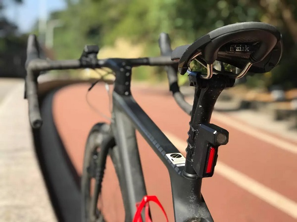 Zadné cyklistické svetlo a kamera v jednom TOOO Cycling DVR80.