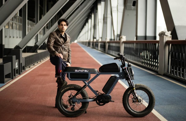 Hybridný e-bicykel / moped Eunorau Flash.