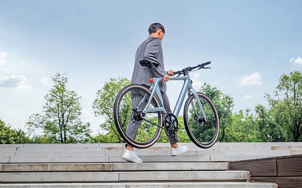 Mestský e-bicykel z uhlíkových vlákien Fiido Air.