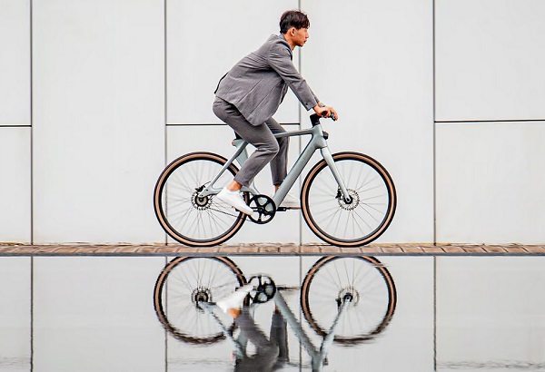Mestský e-bicykel z uhlíkových vlákien Fiido Air.