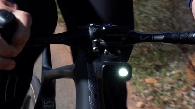 Kombinácia cyklistického svetla a kamery Cycliq Fly12 Sport.