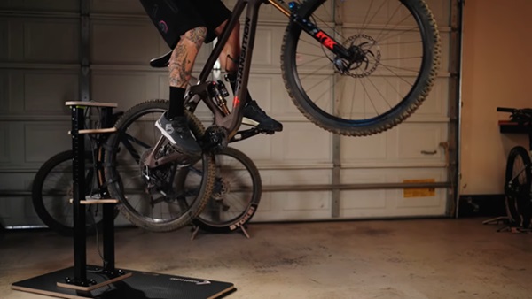 Tréningová pomôcka pre horských cyklistov Garage Bunny.
