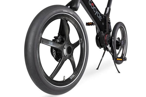 Skladací elektrický bicykel Gocycle G4i+ má kolesá vyrobené z uhlíkových vlákien.