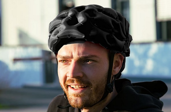 Nafukovacia cyklistická prilba Inflabi.
