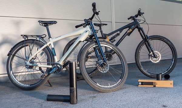 Balík „Take 2 E-Ride 1“ s elektrickými bicyklami Helium a Metropolis.
