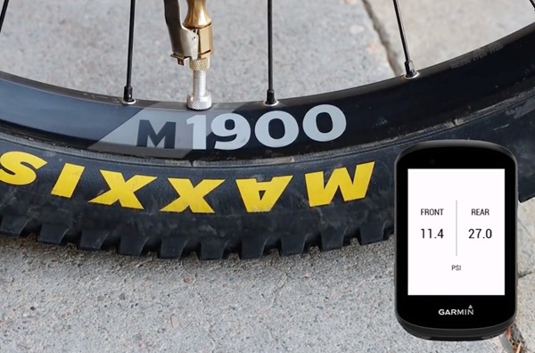 Aplikácia cyklopočítača Garmin zobrazuje údaje o tlaku vzduchu zo snímačov Outrider na predných a zadných pneumatikách.