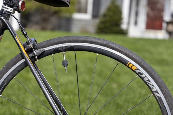 Senzor PSIcle na meranie tlaku v pneumatikách na bicykli.