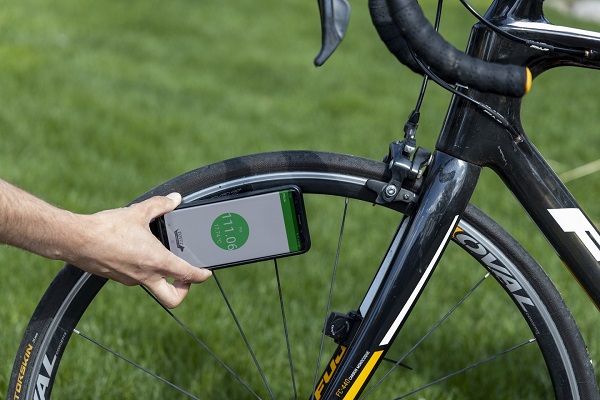 Senzor PSIcle na meranie tlaku v pneumatikách na bicykli.