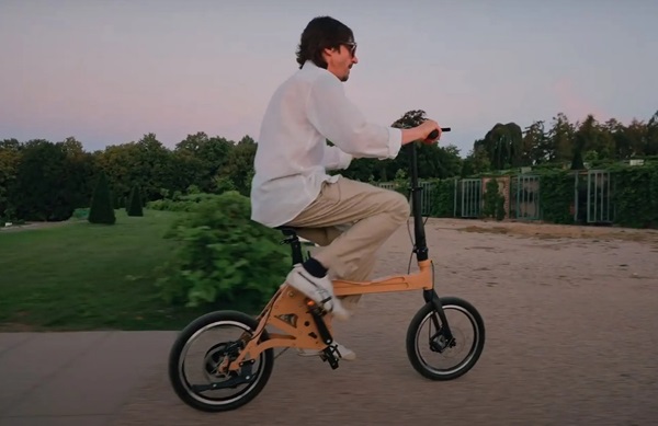 Skladací e-bicykel s posuvným rámom E-Pop-Cycle. Skladací e-bicykel s posuvným rámom E-Pop-Cycle.