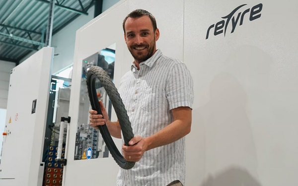 Friedemann Ohse z ReTyre predstavuje na Eurobike 2024 prvú pneumatiku pre bicykel na svete s neutrálnou uhlíkovou stopou.