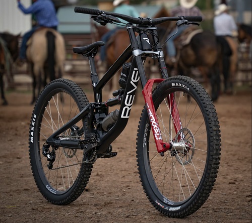 Prototyp 3D tlačeného zjazdového horského bicykla z uhlíkových vlákien Rodeo.