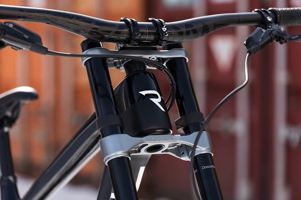 Prototyp 3D tlačeného zjazdového horského bicykla z uhlíkových vlákien Rodeo.