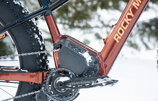 Horský elektrický bicykel s hrubým plášťom Rocky Mountain Blizzard Powerplay.