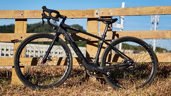 Gravelový elektrický bicykel Sava E-Flash.