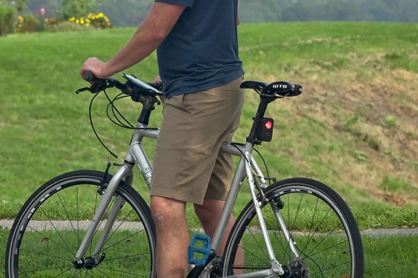 Cyklistický bezradarový systém s umelou inteligenciou na detekciu približujúcich sa vozidiel Survue.