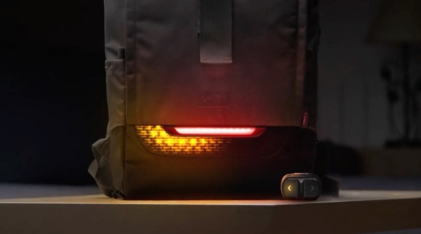 Cyklistický batoh so zadným svetlom a smerovkami Torch.