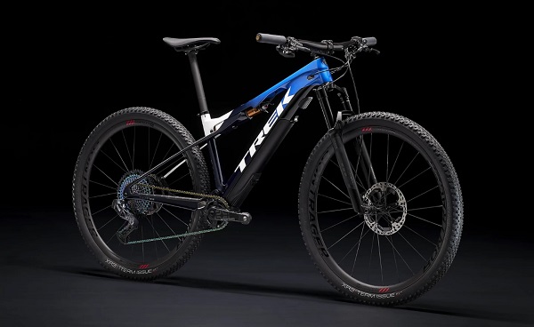 Celoodpružený horský elektrický bicykel Trek E-Caliber pre rok 2021.