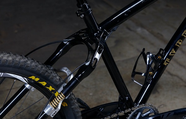 Prototyp bicykla Type 57x so zadným odpružením integrovaným priamo v ráme.