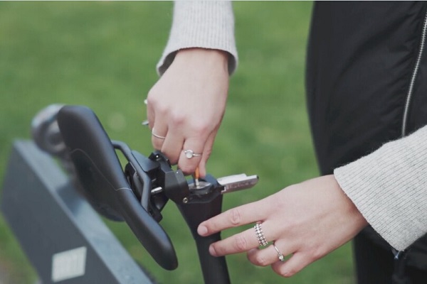 Systém skladacieho zámka na bicykel s vlastnou sedadlovou trubkou Uplock.
