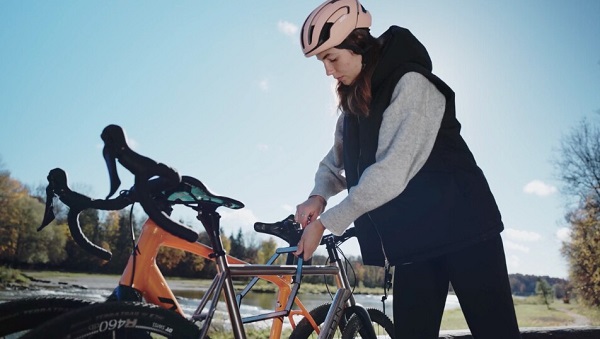 Systém skladacieho zámka na bicykel s vlastnou sedadlovou trubkou Uplock.