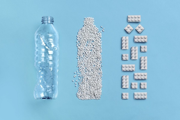 Jednu jednolitrovú PET fľašu dokáže Lego premeniť na desať kociek.