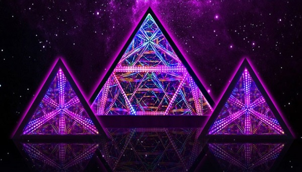 Dekoračné nekonečné svetlo HyperHedron a HyperPyramid.