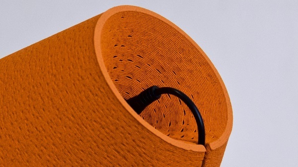 3D tlačená lampa vyrobená z pomarančových šupiek Ohmie.