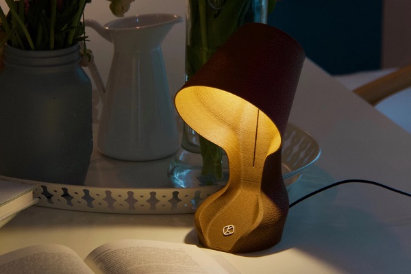 3D tlačená lampa vyrobená z pomarančových šupiek Ohmie