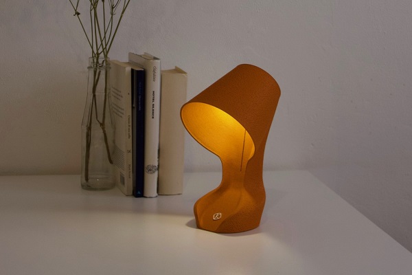 3D tlačená lampa vyrobená z pomarančových šupiek Ohmie