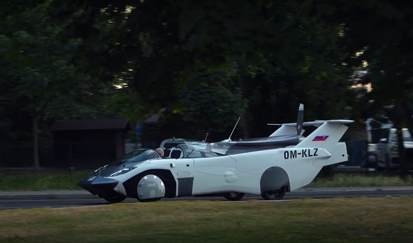 Slovenské lietajúce auto AirCar.