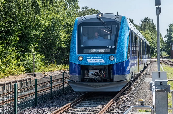 Do osobnej dopravy už údajne vstúpilo päť vlakov Coradia iLint na vodíkové palivové články a do konca roka 2022 sa k nim pripojí ďalších deväť, ktoré nahradia 15 dieselových vlakov v železničnej sieti.