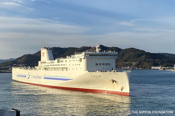 Trajekt Soleil na svojej plavbe po mori Iyonda – plavba bolo vyhlásené za prvú ukážku plne autonómneho veľkého trajektu na prepravu vozidiel na svete.