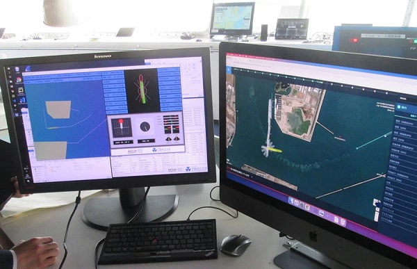 Monitor automatického kotvenia lode (vľavo) a monitor jej navigačného systému (vpravo).