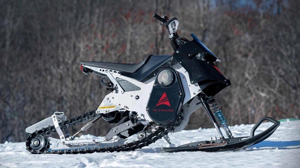 E-motocykel, terénny e-motocykel a snežný e-skúter v jednom Avvenire Combat.