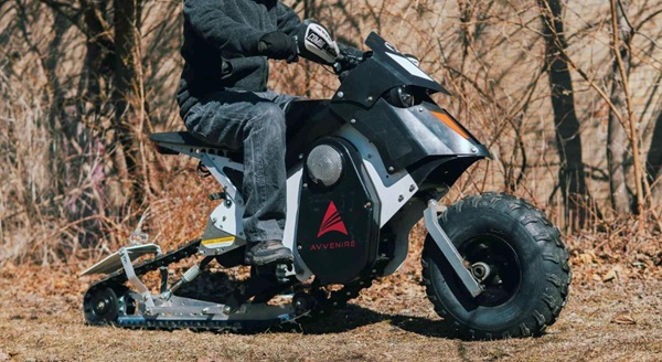 E-motocykel, terénny e-motocykel a snežný e-skúter v jednom Avvenire Combat.