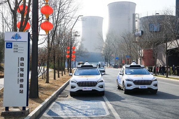 Robotické taxíky bez vodiča Baidu Apollo v akcii.