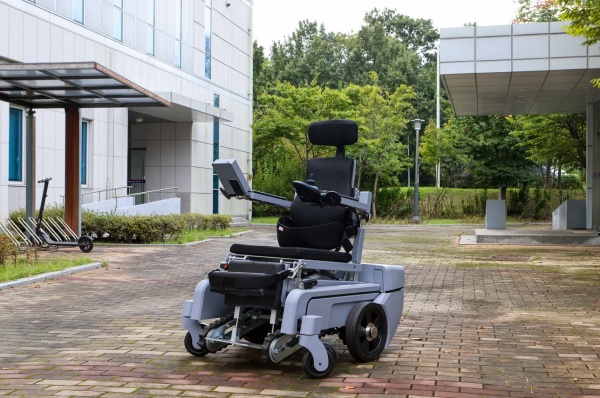 Robotický invalidný vozík navrhnutý vedcami z KIMM.