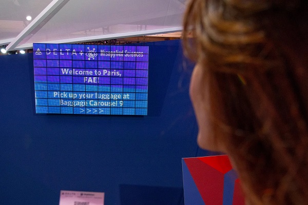 Technológia Parallel Reality umožňuje viacerým cestujúcim spoločnosti Delta zobraziť personalizované informácie o lete na jednej obrazovke v rovnakom čase.