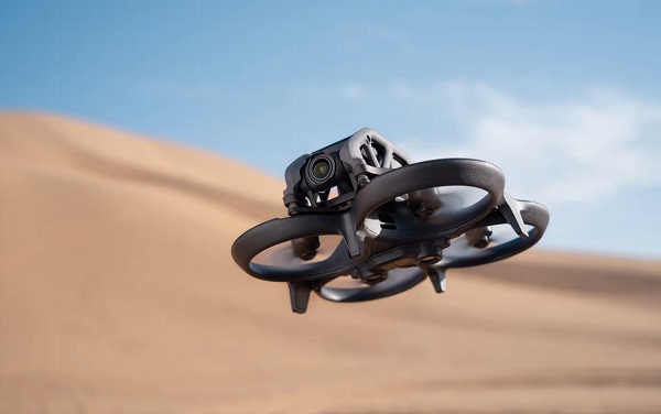 Dron DJI Avata.